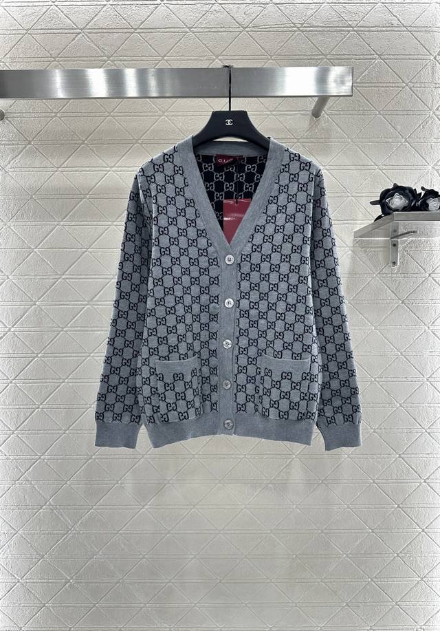 Gucc*2025新品上架 两面穿提花针织开衫 定制Yb羊毛针织材质 质感细腻 毛感舒适明显 V领针织开衫 点缀开模扭扣 再饰以V领设计 修饰肩颈线条同时增添精
