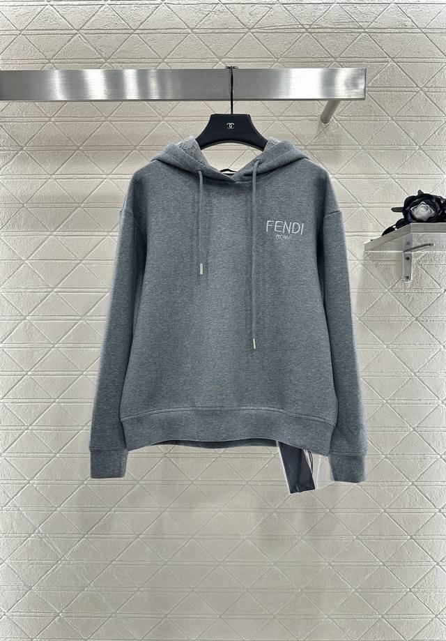 Fend*2025新品上架 连帽卫衣蕾丝半裙套装 定制Yb斜纹全棉材质 秋冬保暖套装 舒适好穿 挺括有型 连帽抽绳卫衣半裙套装 常青款卫衣 配合字母徽标 视觉效