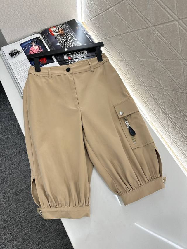 Dio*2025新品上架 口袋休闲中裤 定制Yb斜纹全棉材质 质感细腻 穿搭舒适 高腰束脚中裤版型 恰到好处的长度搭配褶皱收紧 露出纤长小腿线条 增加层次感和可