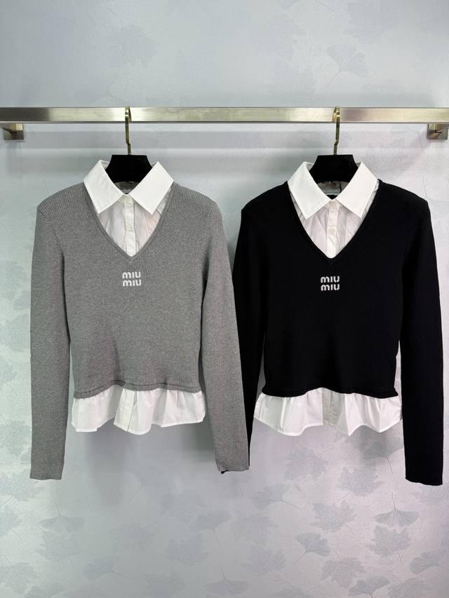 Miu*假两件V领针织衫 颜色 黑色、灰色 尺码 36 S 、38 M 、40 L 细节 白色衬衫领+针织拼接设计，胸前小Logo刺绣，底部荷叶边装饰。时尚百搭