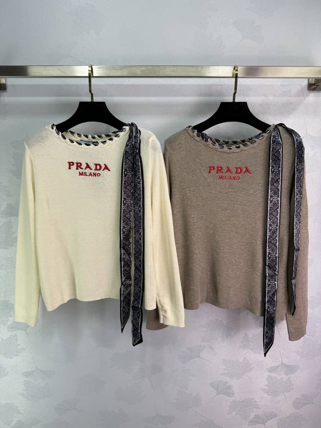 prad*新款针织长袖上衣，米白和咖啡色可选。胸前经典字母刺绣，配印花丝带领，修身显瘦。面料是羊毛混纺的，手感特别舒服。Sml码都有货，T226B.