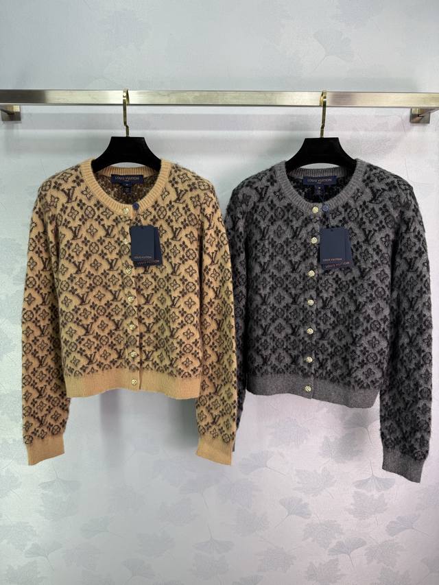 Louis Vuitto*2025新品上架 圆领提花针织开衫 定制Yb羊绒羊毛纱线织造 质感细腻 穿搭舒适 圆领针织开衫剪裁 通体四叶草徽标字母提花分布 配合包