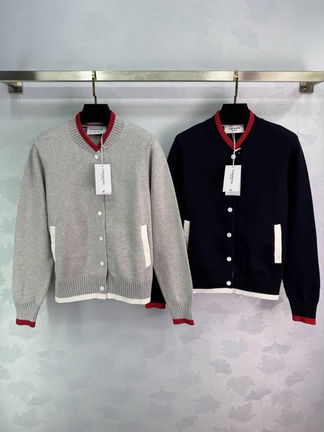 Tb 25早秋新款 撞色领口针织 经典三杆条纹展现品牌最拿手的学院风格 随意搭配都松弛时髦气质十足 袖子与领口撞色条相呼应装 口袋设计 撞色拼接细节感满满，非常