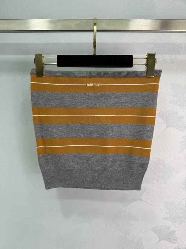 Miumi*25早秋新款针织抹胸拼接颜色 上身非常显白！进口机器提花字母质感十足‘适用于今年最火爆的叠穿系 时髦度超标！单色Sml。T226B