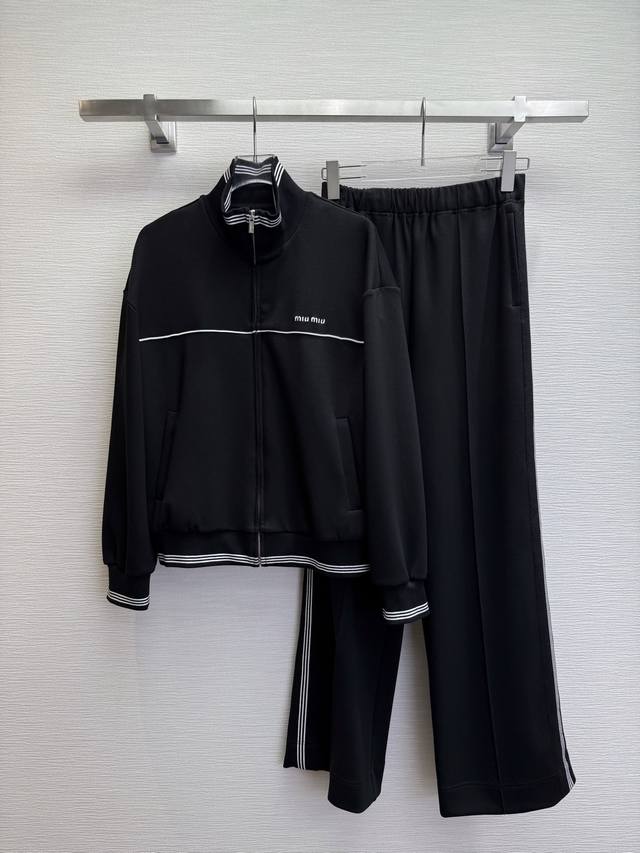 Miumi* 25Ss新款夹克外套阔腿裤套装 条纹织带拼接设计 字母绣花装饰 休闲款 高品质 两色三码Smlb808p.