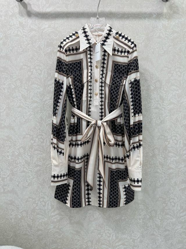 Zimmerman*兹 默曼 25新款四叶草撞色印花系列 同步上新啦 翻领和灯笼袖设计 前襟定制五金 胸前口袋超吸睛让人眼前一亮 袖口收紧变成泡泡袖 配送本布色