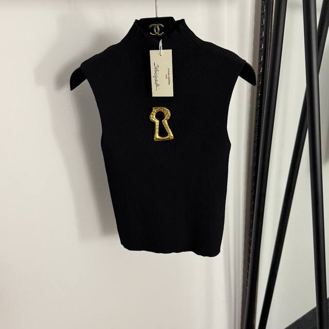 款号20254951 Schiaparelli*新款 金色钥匙孔装饰 半高领修身针织背心，白色，黑色，咖色， 均码：胸围60，长46；重量：0.195Kg
