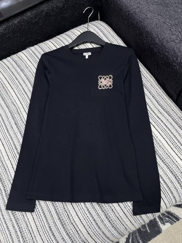 爆款现货 原单品质 Loe*｜2025新款订珠长袖T 宽松慵懒版型 随性感拉满 云感舒适 上身的触感谁穿谁知道的舒服！ 简约高级，单穿叠穿都搭配！ 日常穿搭必备