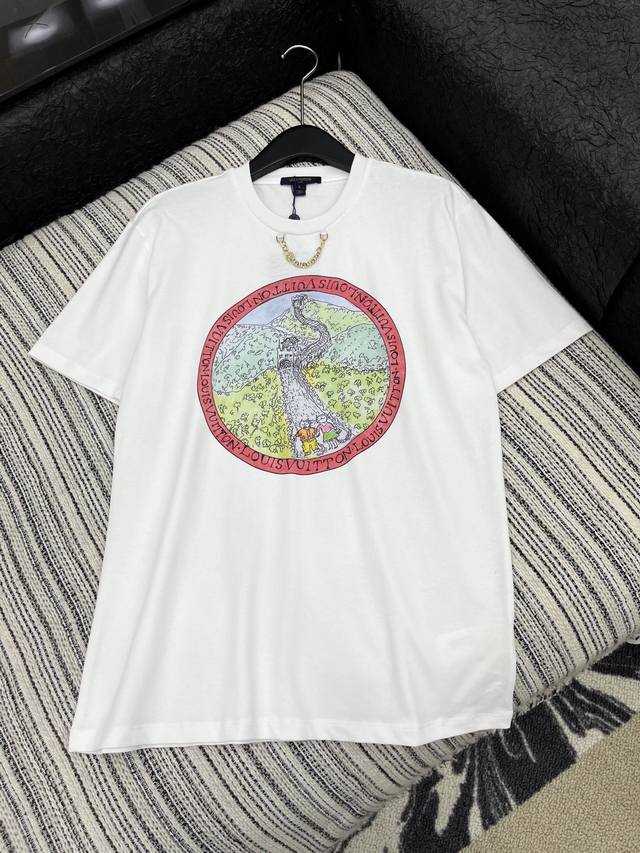 爆款现货 原单品质 Lv*｜25早秋印花短袖T恤 精致版型上身巨显瘦！ 定制最新工艺 低调奢华！ 时髦精必备单品解锁所有穿搭！ 认准我家品质！经典单品时髦又高级