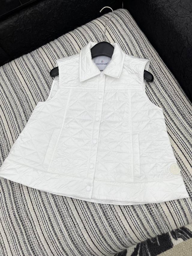 爆款现货 原单品质 Mon*｜25秋冬新品 代购爆款本季最好看的一款羽绒服马甲外套 薄款设计 90鹅绒 双口袋菱格压线设计！ 云朵般柔软的舒适感Yyds！ 可甜
