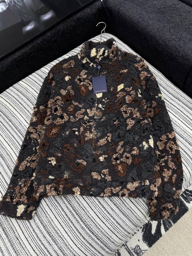 爆款现货 原版定制 Lv*｜2025新品双面穿巧克力色夹克3D羊毛尼龙拼接外套 定制Yb进口材质 肌理明显 质感上乘 订制面料打造高端典范 贴标点缀，尽显奢华的