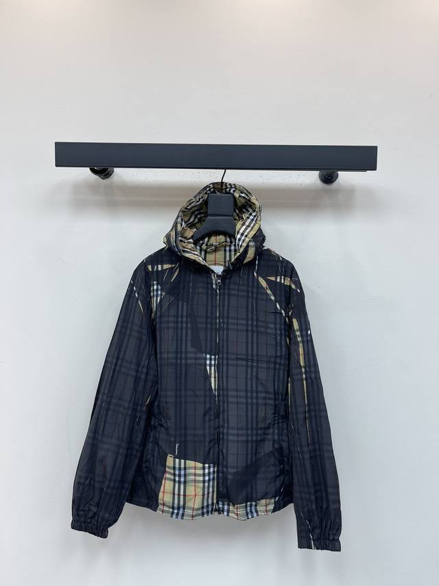 Burber*25秋冬经典款 连帽格纹压褶拉链长袖外套 水墨暗格棉质面料 内衬卡其格纹棉质面料 水墨式压褶洗水工艺 帽口 下脚口松紧卡扣防风设计 精工制作 高级