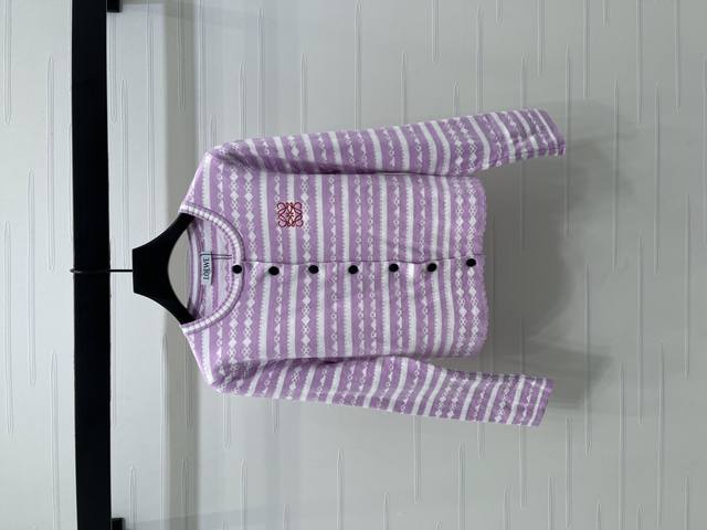 上新原单高端品质Loew*2025早秋最新系列！圆领条纹针织开衫！定制Yb羊毛纱线织造 细腻柔软 弹力十足 精致圆领长袖开衫剪裁 基础裁剪配合大身黑白交替条纹纹