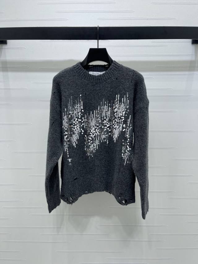 上新原单高端品质 Dio* 2025早秋最新系列！珠片长袖套头毛衣！定制羊毛针织材质织造 舒适软糯 圆领长袖上衣裁剪 成衣选用高级走针工艺 通体不规则镂空破洞花