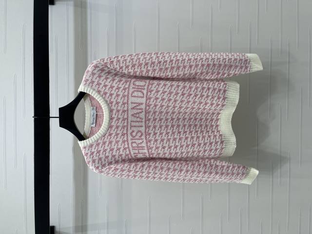 上新原单高端品质 Dio* 2025早秋最新系列！千鸟格针织长袖毛衣！定制羊毛纱线织造 柔软亲肤 舒适有型 有明显针织料质感更显份量 圆领针织长袖剪裁 领口恰当