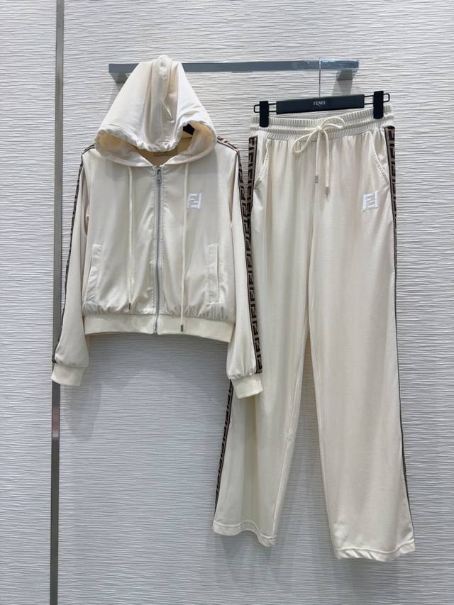 Fend* 2025Fw新款 人人都能驾驭的丝绒套装。高密度时髦休闲风 Vintage帅气 中古风 贴合舒适与时髦的双需求能融入每个日常的穿搭场景中。俏皮减龄充