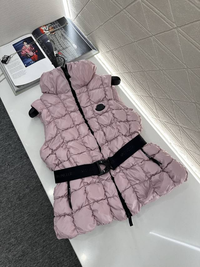 Moncle*2025新品上架 立领腰带羽绒马甲 定制Yb防风防水尼龙材质 白鹅绒填充内里 整件轻盈保暖 立领翻领两穿修身马甲 暖和不显臃肿 穿搭性更强 小方格