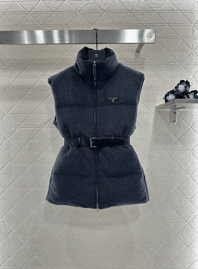 prad*2025新品上架 立领腰带羽绒马甲 定制Yb全羊毛材质 白鹅绒填充内里 整件轻盈保暖 立领翻领两穿修身马甲 暖和不显臃肿 穿搭性更强 经典长方格纹理