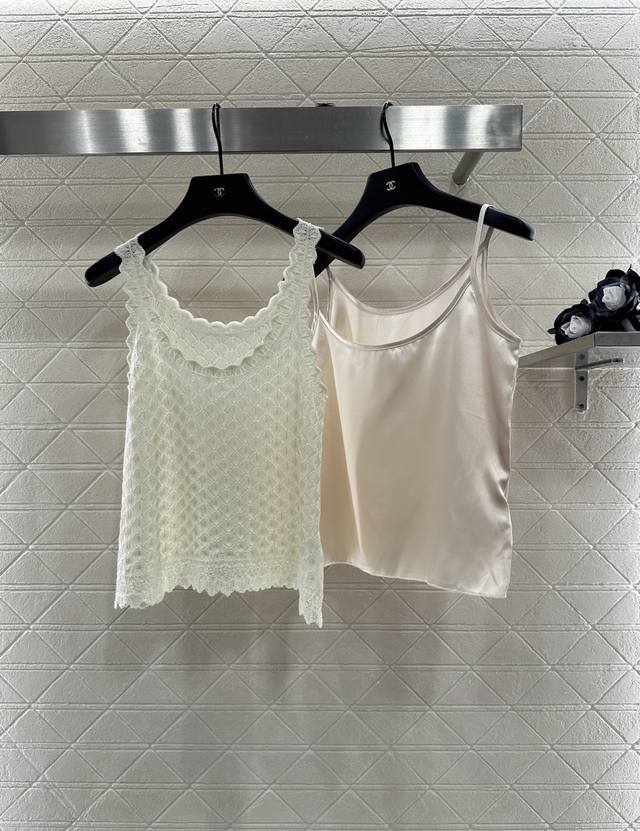 Dio*2025新品上架 镂空针织背心两件套 定制Yb丝绵纱线织造 质感高级 穿搭舒适 U领针织背心裁剪 成衣选用高级走针工艺 通体不规则镂空菱格花纹满铺 包边