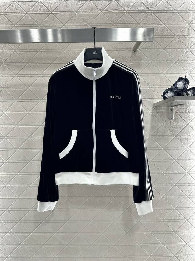 Miumi*2025新品上架 休闲夹克外套长裤套装 定制Yb进口丝绒材质 质感光泽 穿搭垂顺舒适 夹克外套长裤套装 外套正肩裁剪轻松勾勒合身松弛感线条 拉链调节