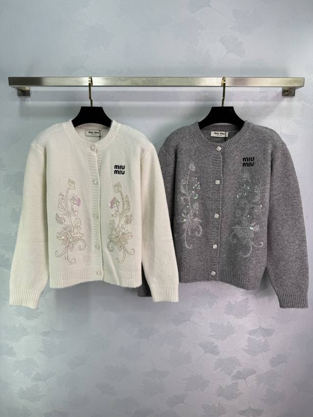 Miumi* 25早秋新款圆领针织重工钉珠开衫 纯手工缝制工艺精致美观，质感绝佳 可甜可盐学院风减龄少女气质！2色3码Sml 。T226B