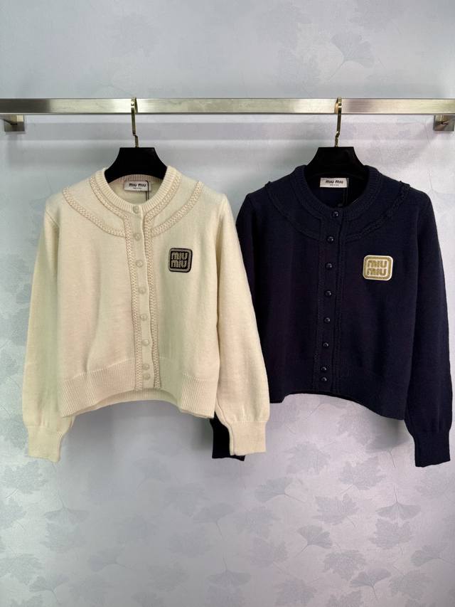 Miu*25早秋新款圆领针织开衫 胸前金色Logo刺绣 麻花编织纹理设计 面料舒适 做工精致 细节满分 时髦显瘦 日常出行或聚会轻松驾驭！2色3码Sml T22