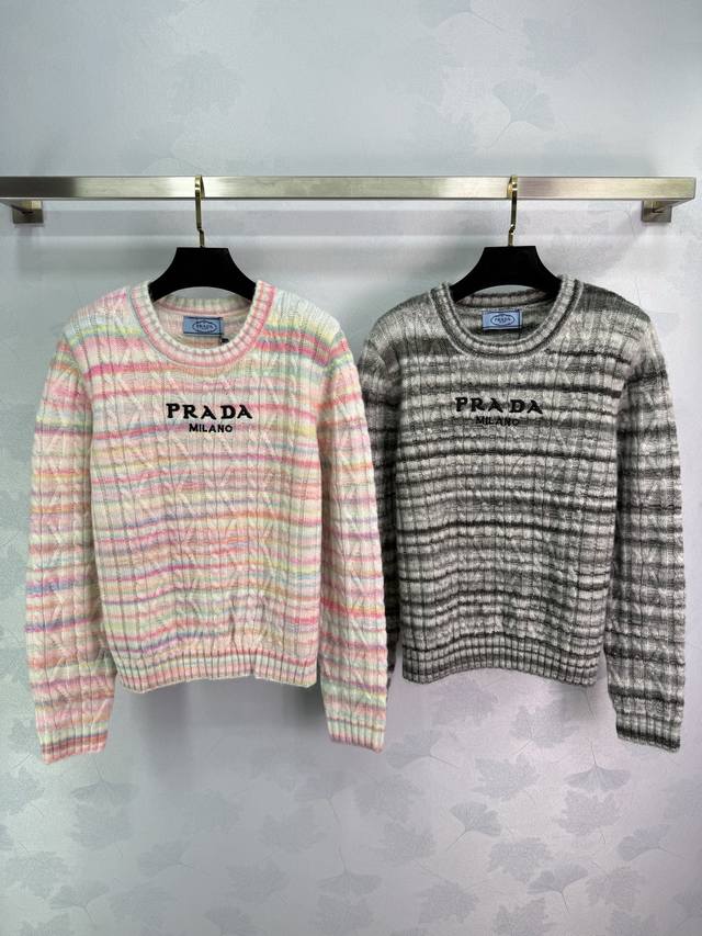 pr*25早秋新款圆领针织毛衣 彩色设计 胸前刺绣Logo点缀 彰显品牌高级格调 为穿搭增添活泼气息 无需刻意加饰 即可彰显典雅高级的品牌调性 常规版型流畅显瘦