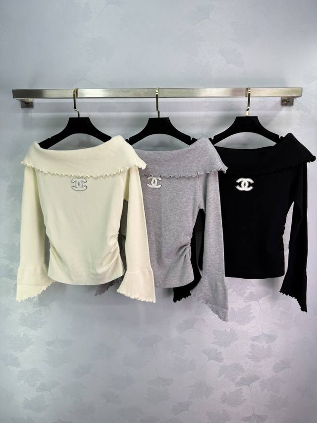 Ch*25早秋新款一字肩针织衫 木耳边设计 胸前配小香Logo刺绣 喇叭袖型超显瘦 面料柔软舒适 修身效果很好 上身尽显轻奢时髦气质！3色3码Sml T226B