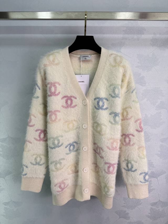 Ch*2025早秋新款彩色双C马海毛长袖开衫！定制进口马海毛材质 质感高级舒适 穿搭舒适不扎身 V领针织开衫剪裁 细密针法 精致透气 Oversized宽松廓形