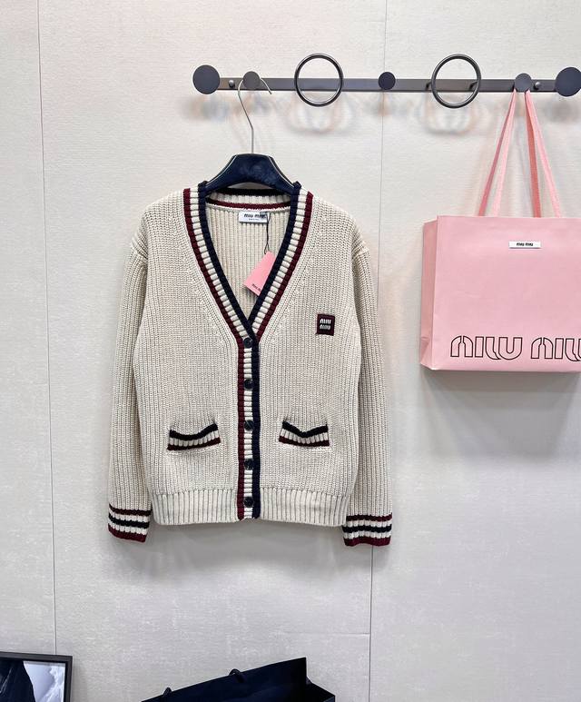 Miumiu撞色字母V领编织开衫，低调不张扬的品牌标识完善这单品设计。宽松不挑人版型上身巨显瘦！白富美必备百搭神器！ 拿在手上柔软舒适相较于普通羊毛更为纤细，柔