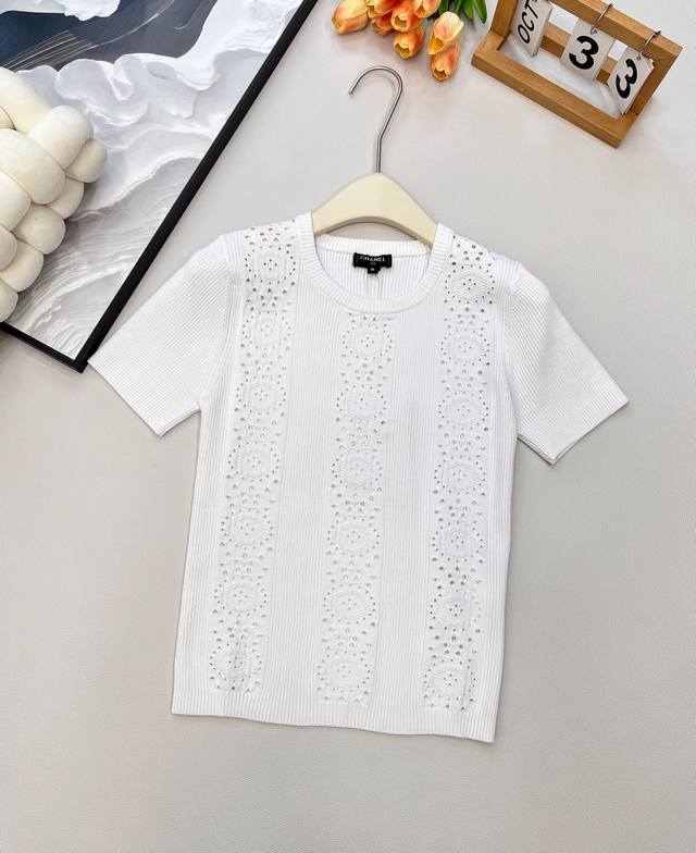 Chanel2025Ss新款镂空针织短袖上衣，定制Yb进口纱线织造 肌理细腻 舒适有型 圆领针织短袖剪裁 大身竖状排列 以镂空图案点缀 袖子两侧竖坑条螺纹 紧贴