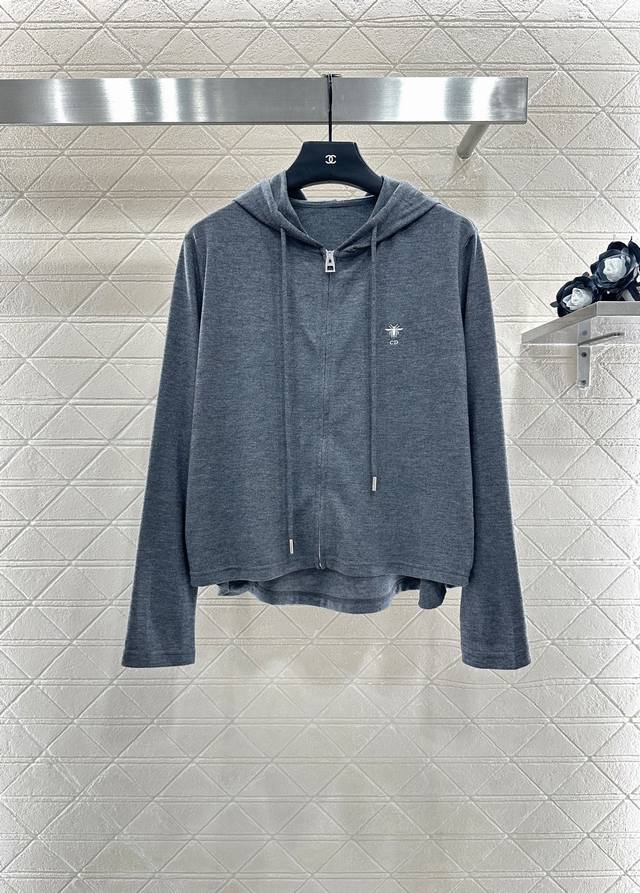 Dio*2025新品上架 连帽抽绳拉链上衣 定制Yb棉毛材质 弹力十足 穿搭舒适 连帽拉链上衣 常规版型配合两侧抽绳 穿脱方便 胸前蜜蜂刺绣品牌字母徽标 更显格