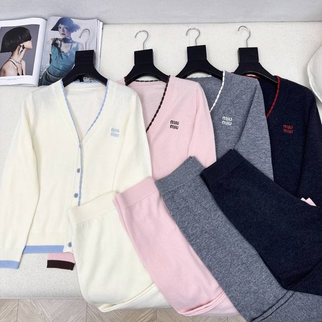 Miu 25Ss 秋冬最新款慵懒风羊毛套装撞色镶边装饰V领开衫+松紧腰直筒裤 百分百精纺羊毛纱线面料 简约大气慵懒版型 经久耐穿 保暖度和颜值却都在线～～最实穿