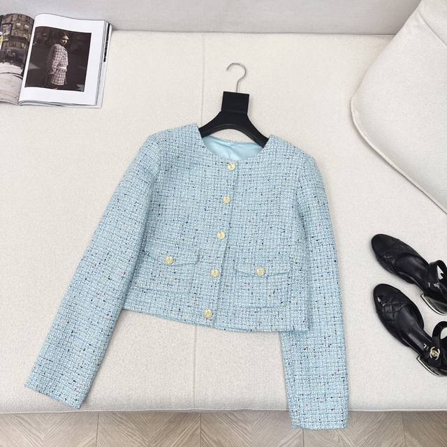 气质Covo女孩 C家 25Ss 秋冬最新款编织小短款外套Yb开发的编织面料 复古大气下午茶约会首选 版型设计非常完美 胖瘦皆宜任何场合都能驾驭 编织格子纹路让