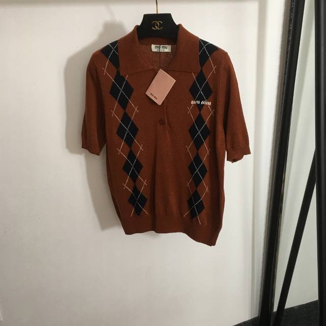 款号 4975 Miumi*新款 撞色菱格子polo领短袖羊毛针织衫 上衣，深棕色，36 38 40， 38码；肩宽36，胸围86，袖长27，衣长59 .