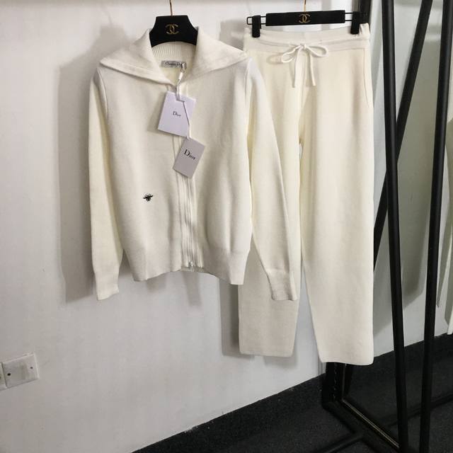 款号 7059 Dio*新款针织套装，小蜜蜂刺绣翻领长袖针织开衫拉链外套+抽绳收腰显瘦长裤，白色，蓝色，36 38 40， 38码；肩宽36，胸围92，袖长58