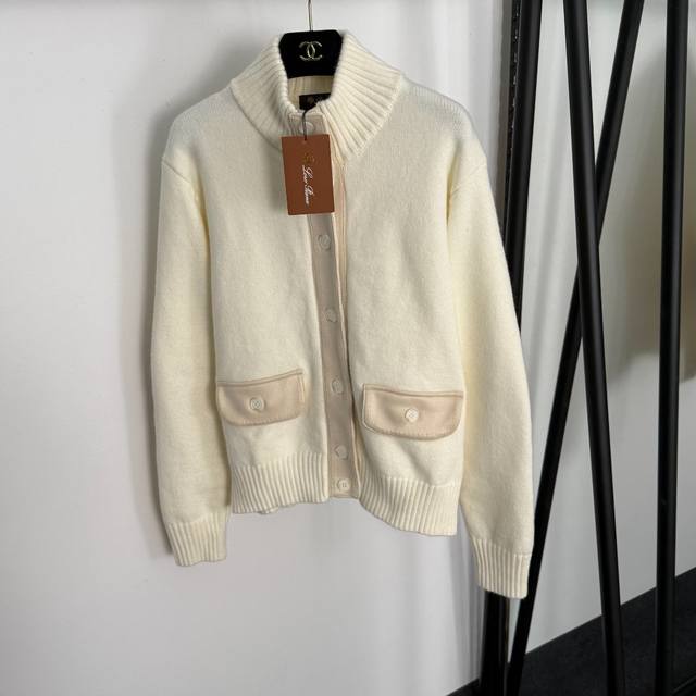 款号20255348 Loro piana*Lp新款 拼色口袋立领长袖针织开衫外套，米白色，卡其色，蓝色， 均码；肩宽43，胸围110，袖长62，长59；重量：