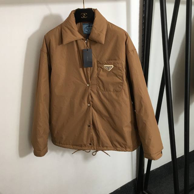 款号 6667 prad*新款 Logo三角标装饰 下摆抽绳收腰 单口袋长袖环保尼龙棉服外套，卡其色，Sml， M码；肩宽55，胸围124，袖长56，衣长67