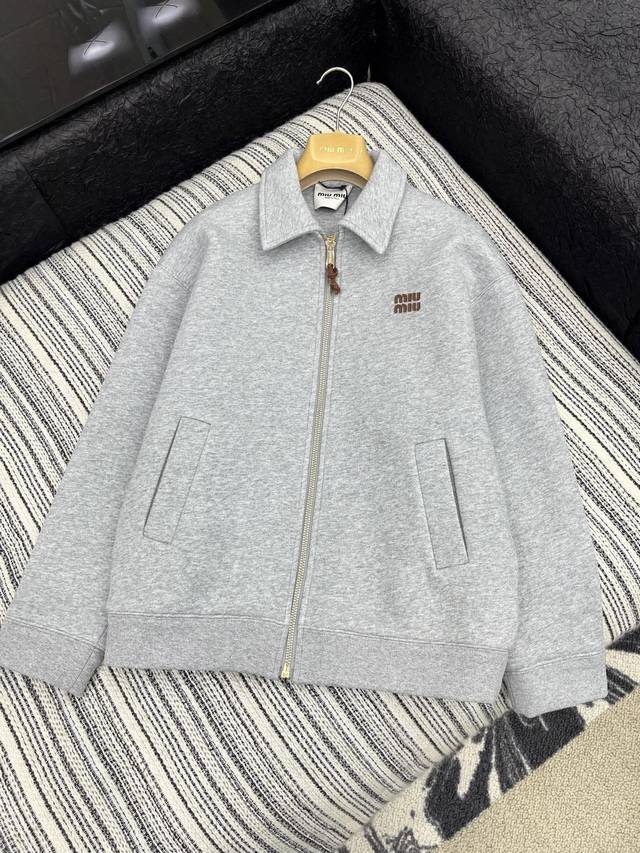 爆款现货 原版定制 Miu Mi*｜25新款撞色翻领夹克外套 爆单系列款 气质女神必入 撞色字母刺绣装饰 满满的高级感 经典剪裁 宽松大版 实用百搭 拉长身材比