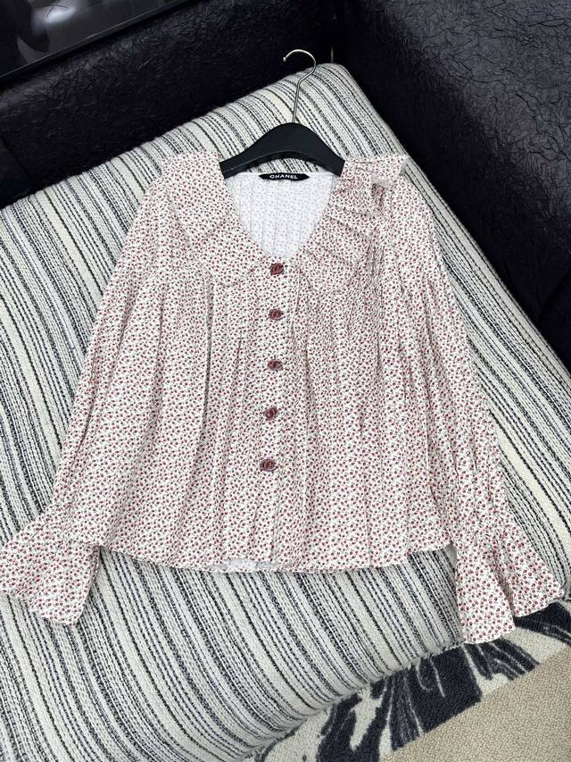 爆款现货 原单品质 Chane*｜2025新品中古风重工风琴褶长袖衬衫 法式V领荷叶花边设计 定制Yb进口材质 肌理明显 质感上乘 进口面料打造小香风典范 纯手