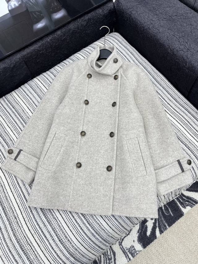 爆款现货 原版平替 Bc｜秋冬新品 休闲宽松羊毛羊绒大衣 静奢风，老钱风穿搭的尽头 采用高支羊毛和山羊绒混纺面料制成 宽松廓形 中性柔和色调 双排扣设计 袖口上