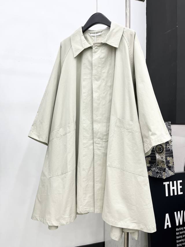 爆款现货 原版订制 The Ro*｜2025新品翻领超大摆长款风衣外套 1:1定制进口材质 挺括有型 质感高级 订制纽扣提升衣服层次感与袖口呼应 裙摆式勾勒曼妙