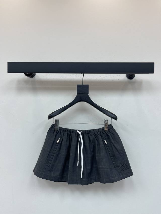 Miumi*25新款格纹抽绳蓬蓬裙。 腰间白色抽绳，字母贴布绣点缀，斜拉链口袋增添高雅气息，捕捉Miu实验性衣橱的精髓。内里带有安全裤！Sml Aa.