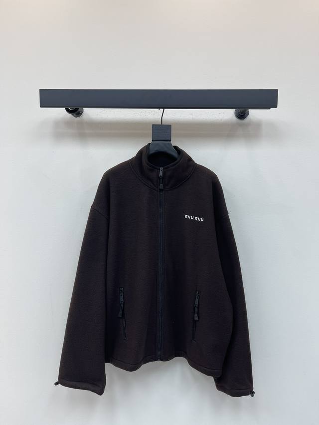 Miumi*25早秋新款摇粒绒拉链外套。摇粒绒半高领拉链外套，拉链独特徽标，衣尾有松紧扣可调节收腰。此款摇粒绒拉链外套翻领黑色拼接，衣尾袖口松紧扣可抽拉设计，面