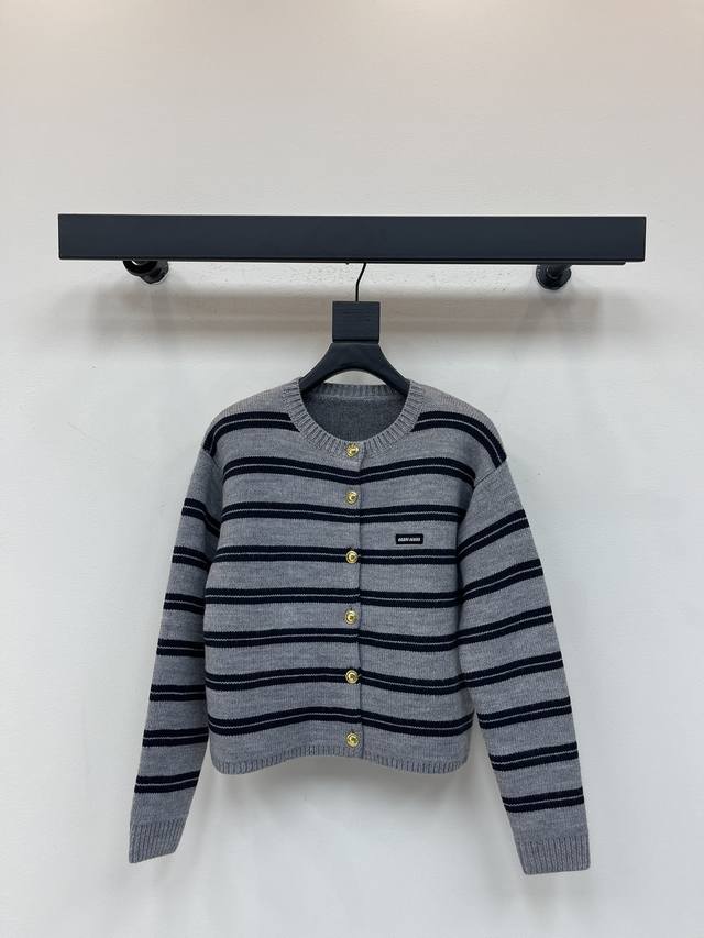 Miumi*25早秋新款条纹针织开衫。撞色条纹针织圆领上衣毛衣 羊绒羊毛面料制作 饰有品牌标识徽标刺绣减龄复古条纹图案 圆领领口 纽扣开合 弹力版型。面料手感柔
