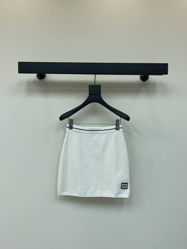 针织徽标背心+半裙套装 25Ss早秋新款上新！经典麦穗麻花纹理，肉眼可见的质感，柔软的质地富有弹性，上身贴合自然又不失大气，犹如云朵般拥抱着，胸前饰以Miu布章