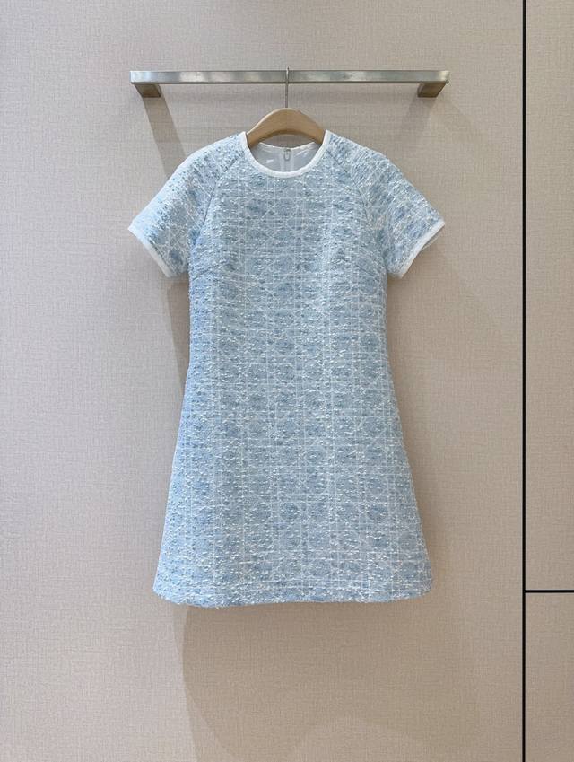 D家新品上架啦 复古风格纹连衣裙 经典格纹元素，混纺舒适质地，带着旧时光的韵味，在浅浅色基调上焕发出新的活力。圆领短袖搭配利落裙身，既有时尚感又不失复古风情，轻