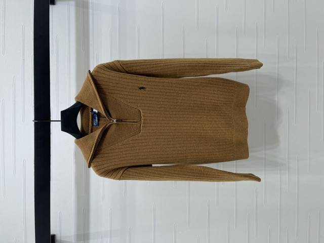 上新原单高端品质 Ralph Lauren pol* 2025早秋最新系列！翻领针织长袖毛衣！定制羊毛纱线织造 柔软舒适 半开襟拉链调节便于穿脱 通体竖坑条肌理