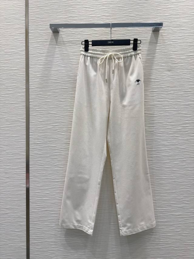 Christian Dio* 2025Fw新款长裤 不挑剔身形要求 上身特别赞！搭配的风格也很通吃 精致高级定制 富有肌理感的面料质感超赞 复古优雅 上身酷帅减