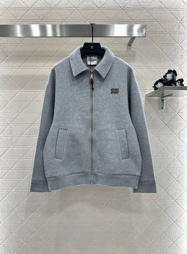 Miumi*2025新品上架 翻领廓形外套 定制Yb斜纹全棉材质 质感高级 分量十足 廓形翻领外套 皮扣拉链开襟调节 胸前棕褐色字母徽标呼应 凸显品牌格调 原版